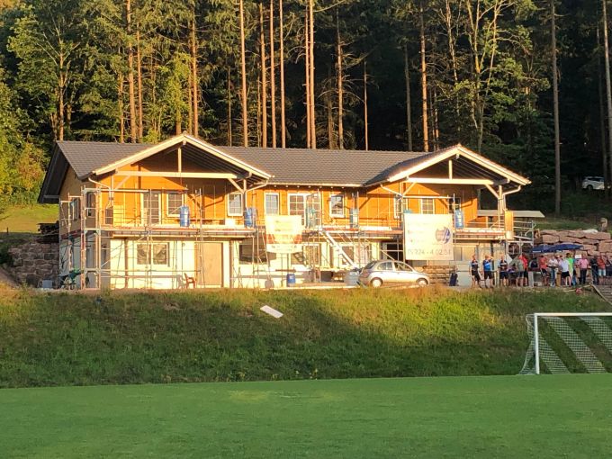 Auwiesenhütte in der Abendsonne