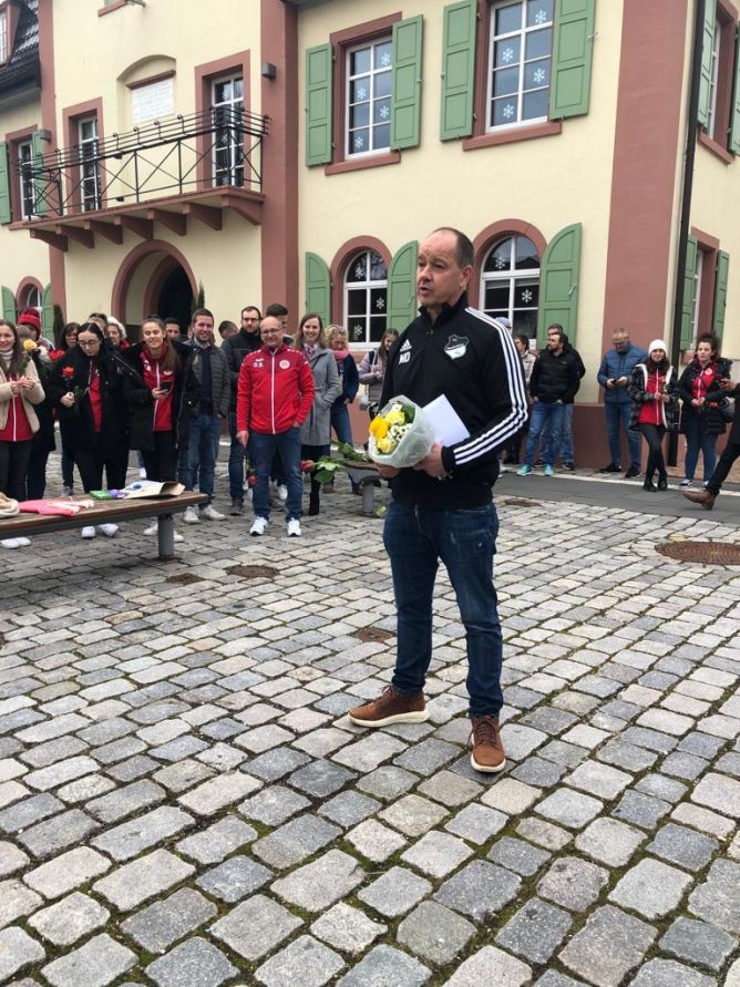 Sportvorstand Martin Dernbach gratuliert im Namen des SVS
