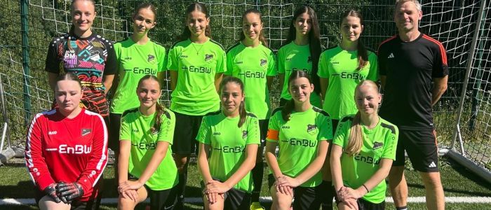 Energiegeladen und umweltbewusst: EnBW unterstützt B-Juniorinnen mit neuen Fußball-Trikots